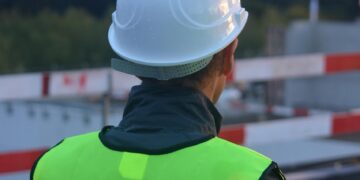 Vesta reflectorizantă – simbolul siguranței și disciplinei la locul de muncă