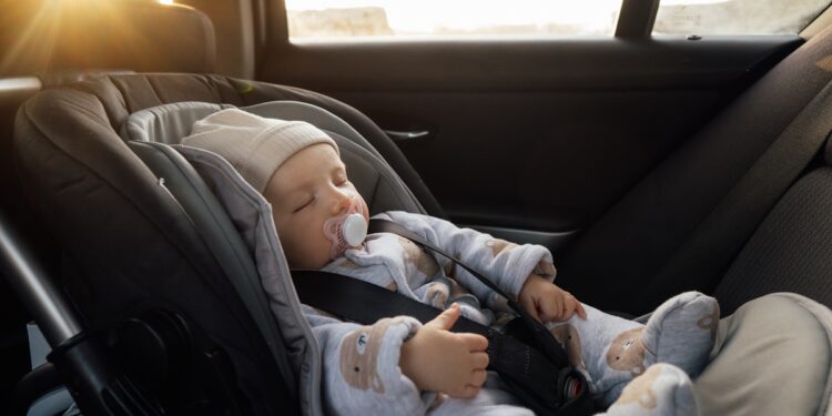 bebelus dormind in scaun auto